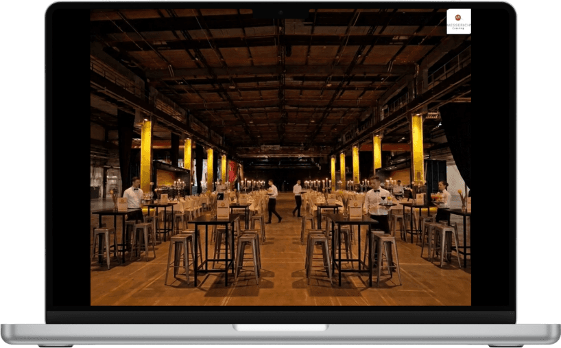 Location Designer: Ergebnis, die eingerichtete Halle mit Stehtischen für das Angebot